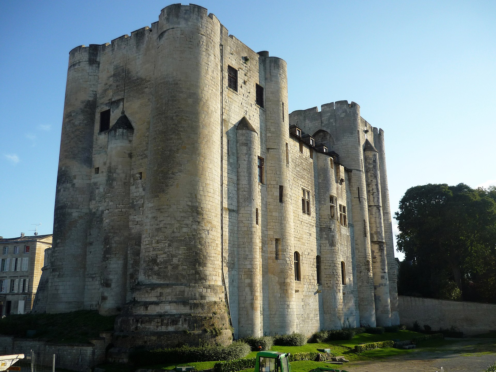 Musée ethnographique et archéologique du Donjon