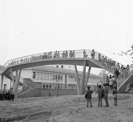 La passerelle permettant aux élèves d'éviter de traverser l'avenue pour rentrer chez eux a été inaugurée en septembre 1961 par Louis Pradel. Elle est maintenant hors d'usage. Elle pourrait être transformée en porte d'entrée "Lyon-Champvert". La passerelle permettant aux élèves d'éviter de traverser l'avenue pour rentrer chez eux a été inaugurée en septembre 1961 par Louis Pradel. Elle est maintenant hors d'usage. Elle pourrait être transformée en porte d'entrée "Lyon-Champvert".