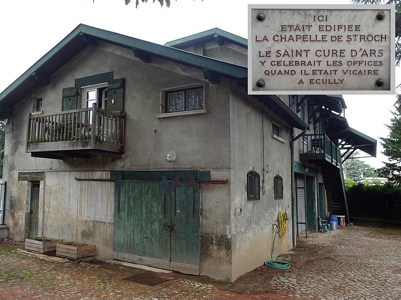 La chapelle St Roch fut construite au XVIIe siècle par le sieur Prost, seigneur de Grange Blanche, pour éloigner la peste. Elle a plus tard été honorée des célébrations du Père Jean-Marie Vianney, futur Curé d’Ars. La chapelle St Roch fut construite au XVIIe siècle par le sieur Prost, seigneur de Grange Blanche, pour éloigner la peste. Elle a plus tard été honorée des célébrations du Père Jean-Marie Vianney, futur Curé d’Ars.