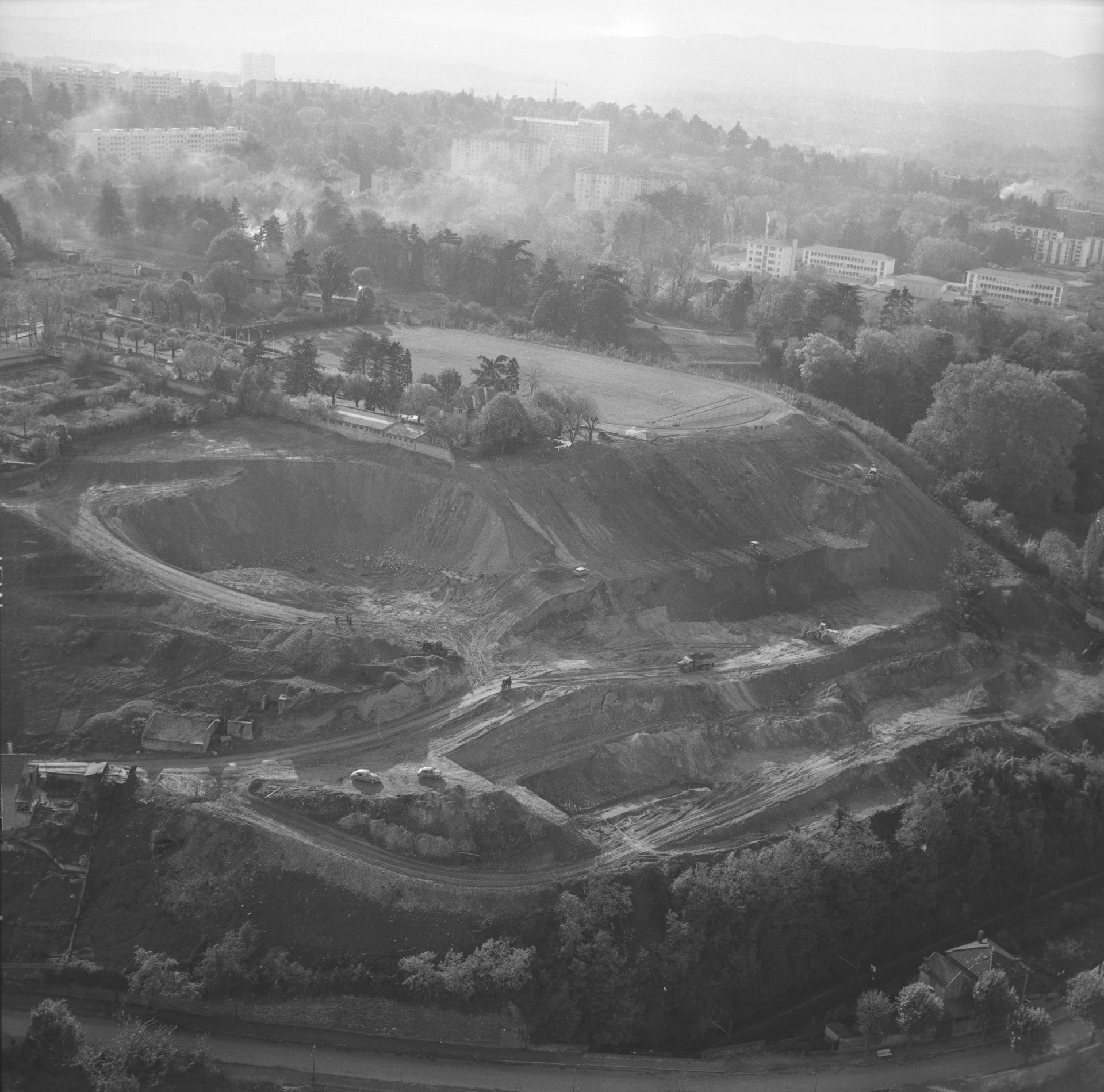 En 1968 travaux de construction de la voie d'accès au tunnel - Stade de la Rhodia - Maison Byard - Carrière Olivon - Au fond école Hector Berlioz En 1968 travaux de construction de la voie d'accès au tunnel - Stade de la Rhodia - Maison Byard - Carrière Olivon - Au fond école Hector Berlioz