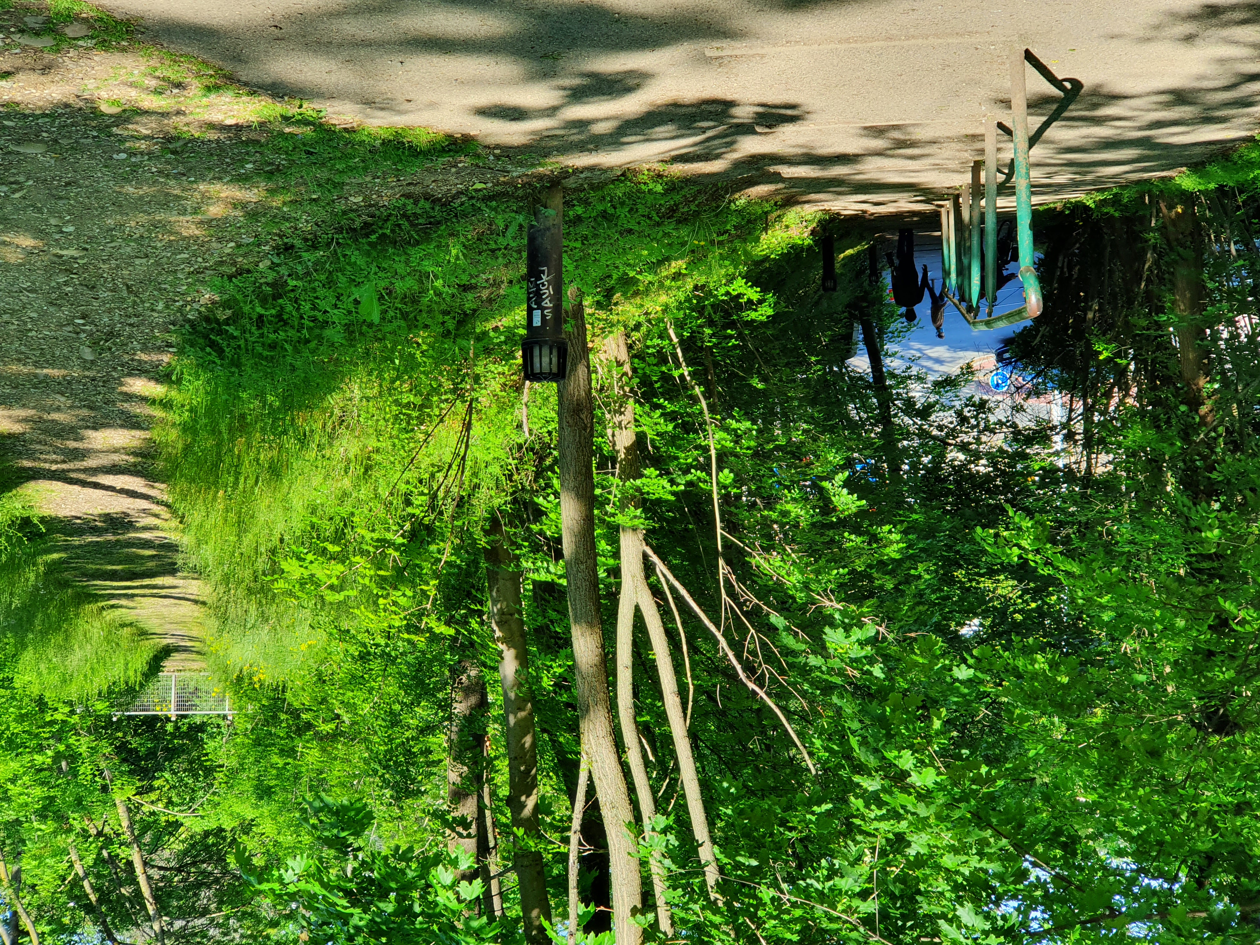 Cul de sac de la Voix Verte: le pont métallique qui enjambait la route Nationale 7 est détruit. Nous devons descendre l'escalier pour arriver au carrefour de l'ancienne RN7 (20° siècle) et de l'ancienne ( 1° siècle) voie gallo-romaine "de l'océan" Cul de sac de la Voix Verte: le pont métallique qui enjambait la route Nationale 7 est détruit. Nous devons descendre l'escalier pour arriver au carrefour de l'ancienne RN7 (20° siècle) et de l'ancienne ( 1° siècle) voie gallo-romaine "de l'océan"