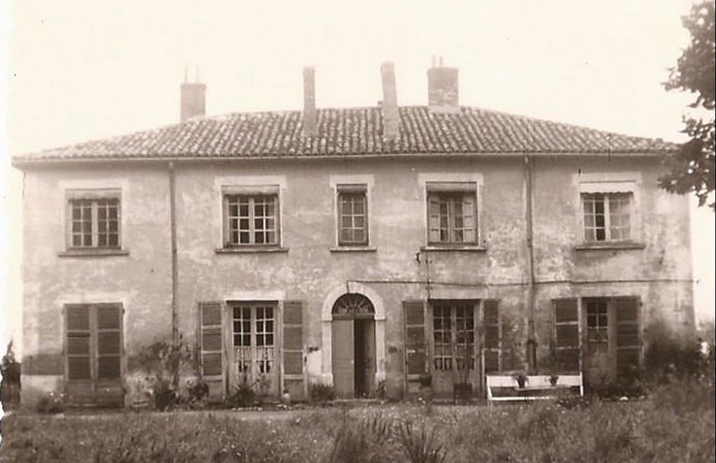 Lors des bombardements de la seconde guerre mondiale, Monsieur Roulet venait se réfugier avec sa chèvre dans l'abri sous la maison du jardinier de son voisin Monsieur Olivon. Lors des bombardements de la seconde guerre mondiale, Monsieur Roulet venait se réfugier avec sa chèvre dans l'abri sous la maison du jardinier de son voisin Monsieur Olivon.