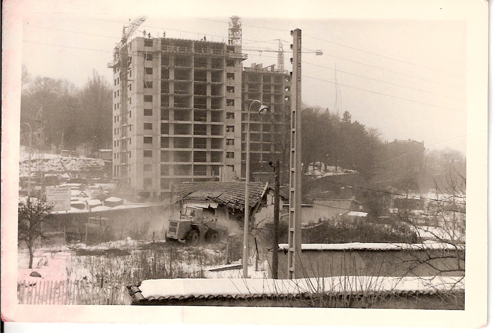 Adieu maison Béal ! place aux grues et pelleteuses… et bienvenue au Centre Leclerc et à la résidence de la Vallonnière bâtie en face. Adieu maison Béal ! place aux grues et pelleteuses… et bienvenue au Centre Leclerc et à la résidence de la Vallonnière bâtie en face.