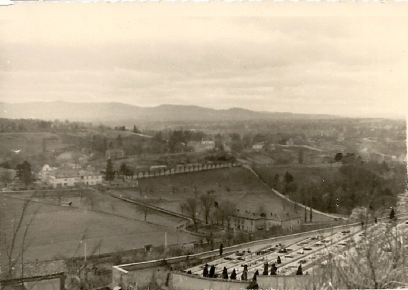 Vue du cimetière de Loyasse, le Manoir Canque avec son corps de ferme, était entouré de prés avec des vaches, de vergers, de vignes et d’un grand jardin pour les légumes. Vue du cimetière de Loyasse, le Manoir Canque avec son corps de ferme, était entouré de prés avec des vaches, de vergers, de vignes et d’un grand jardin pour les légumes.
