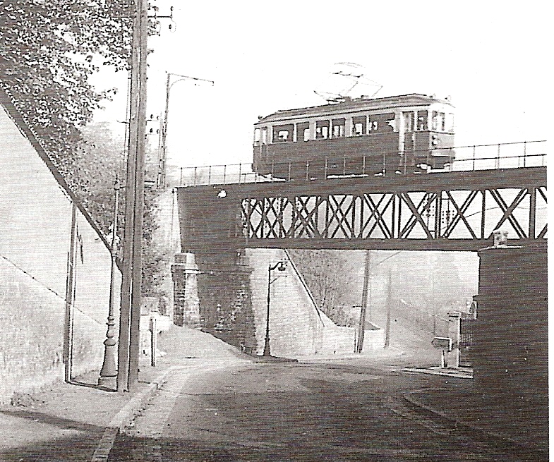 Le pont ferroviaire franchissant l'avenue Barthélémy Buyer fut détruit à la fin des années 60. Seuls les piliers subsistent de chaque côté de la chaussée. Le pont ferroviaire franchissant l'avenue Barthélémy Buyer fut détruit à la fin des années 60. Seuls les piliers subsistent de chaque côté de la chaussée.