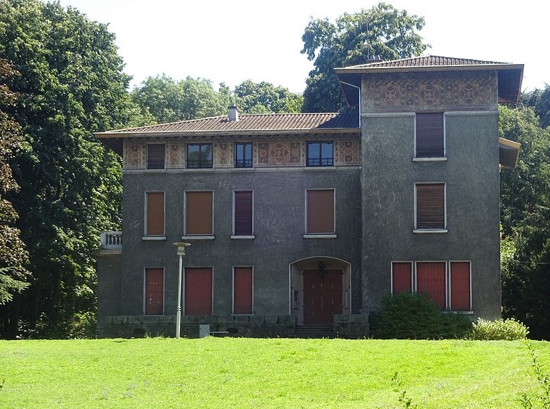 L’épouse d’Elisée Neyrand est expropriée en 1975 de cette  superbe villa construite sur les plans de l’architecte  Bréchignac, premier prix de Rome, de la Villa Médicis. Le parc de 1,7 ha est agrémenté de nombreux arbres majestueux. L’épouse d’Elisée Neyrand est expropriée en 1975 de cette  superbe villa construite sur les plans de l’architecte  Bréchignac, premier prix de Rome, de la Villa Médicis. Le parc de 1,7 ha est agrémenté de nombreux arbres majestueux.