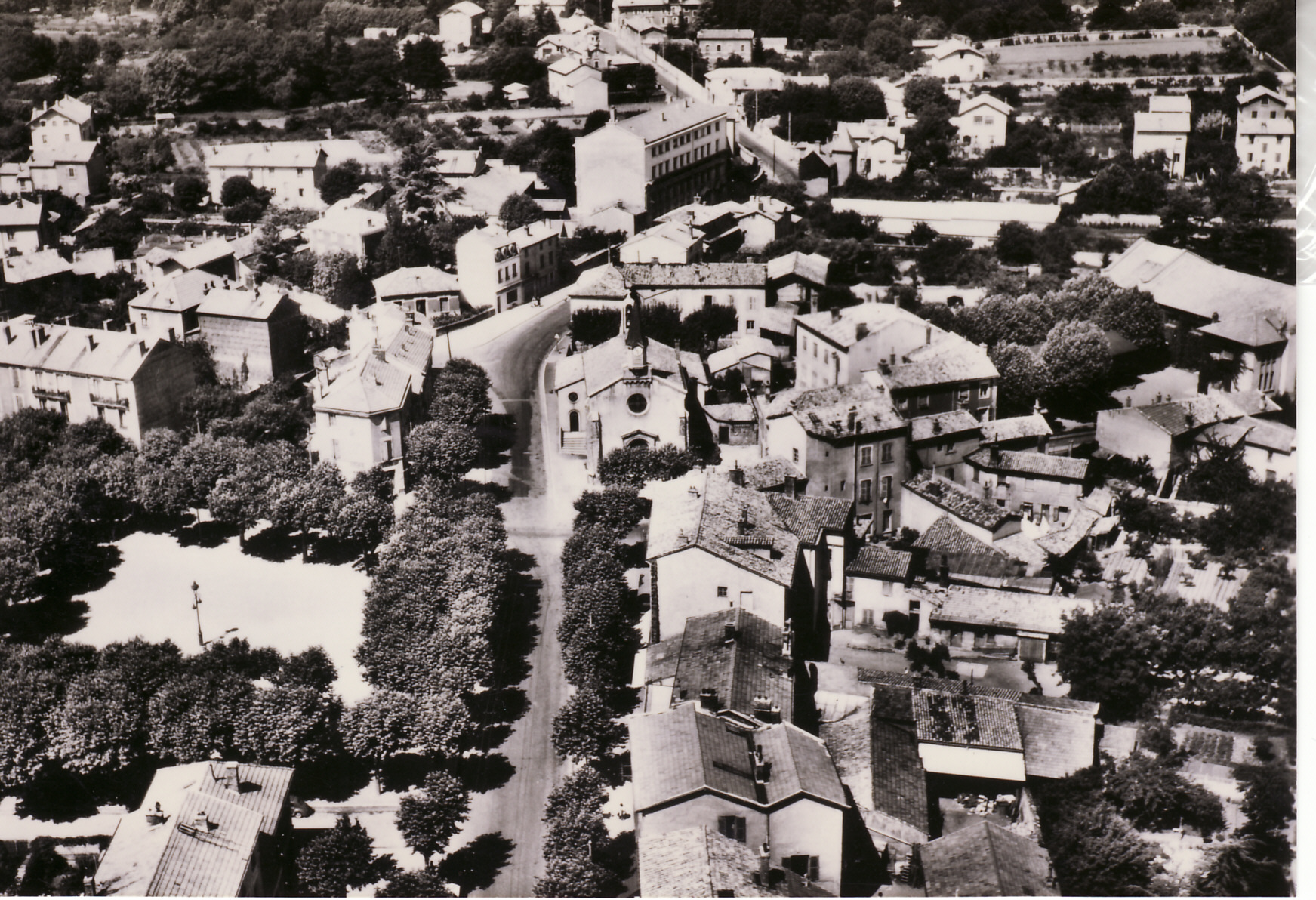 Le "Point-du-Jour", un carrefour...qui fonde le village vers le milieu du XIX° siècle Le "Point-du-Jour", un carrefour...qui fonde le village vers le milieu du XIX° siècle