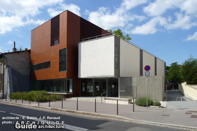 Un bâtiment contemporain au cœur du quartier pour consulter, emprunter des livres, CD, DVD,...participer à des conférences Un bâtiment contemporain au cœur du quartier pour consulter, emprunter des livres, CD, DVD,...participer à des conférences