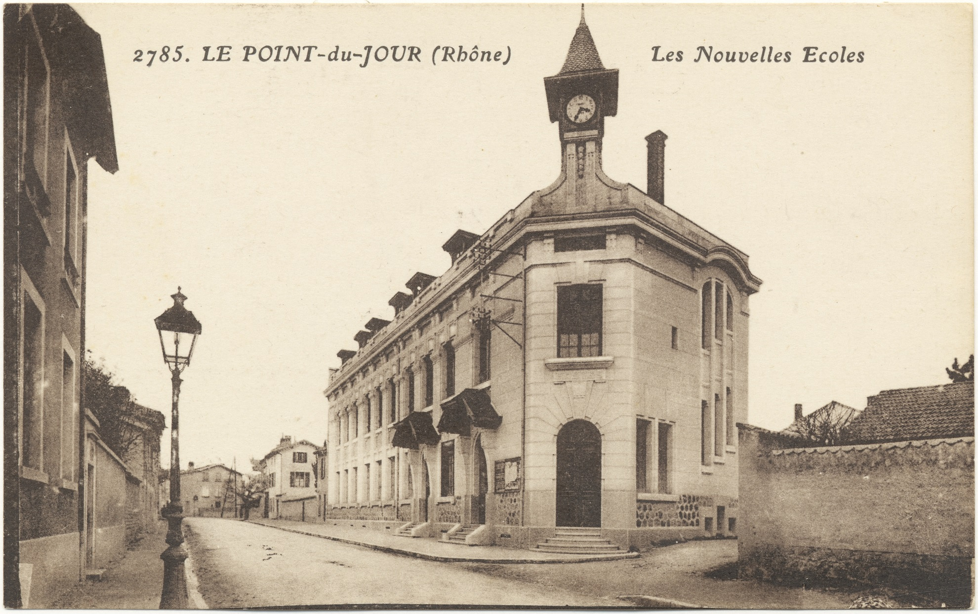 L'ancienne école publique avec son clocheton pour rivaliser avec l'église toute proche! L'ancienne école publique avec son clocheton pour rivaliser avec l'église toute proche!