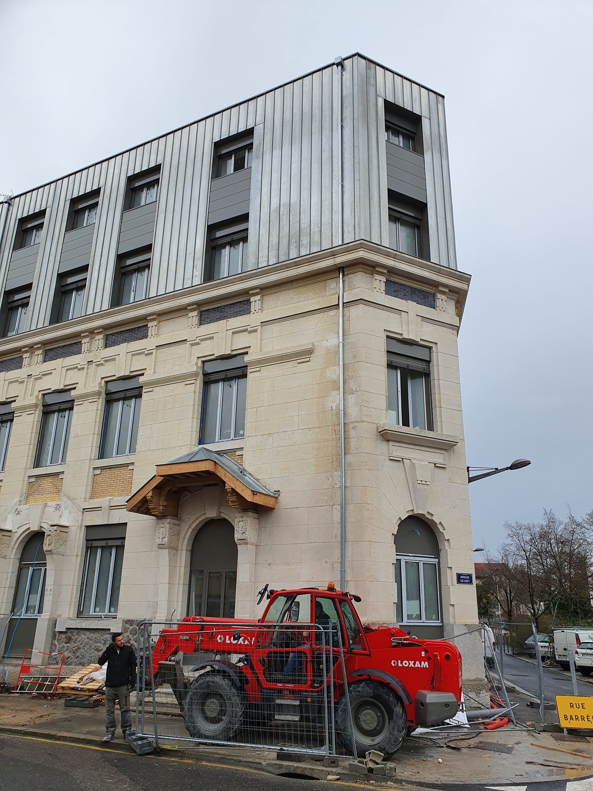 Début 2021, la transformation de la silhouette de l'ancien groupe scolaire en immeuble d'habitation sera bientôt terminée Début 2021, la transformation de la silhouette de l'ancien groupe scolaire en immeuble d'habitation sera bientôt terminée