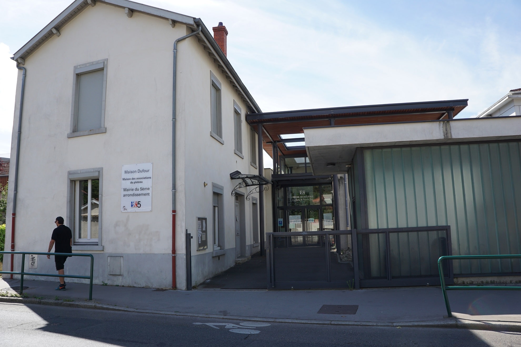 La Maison DUFOUR qui abrite des associations du Quartier dont l'ARHOLY  En arrière-plan, la crèche Joliot Curie - Les Lutins du Point du Jour La Maison DUFOUR qui abrite des associations du Quartier dont l'ARHOLY  En arrière-plan, la crèche Joliot Curie - Les Lutins du Point du Jour