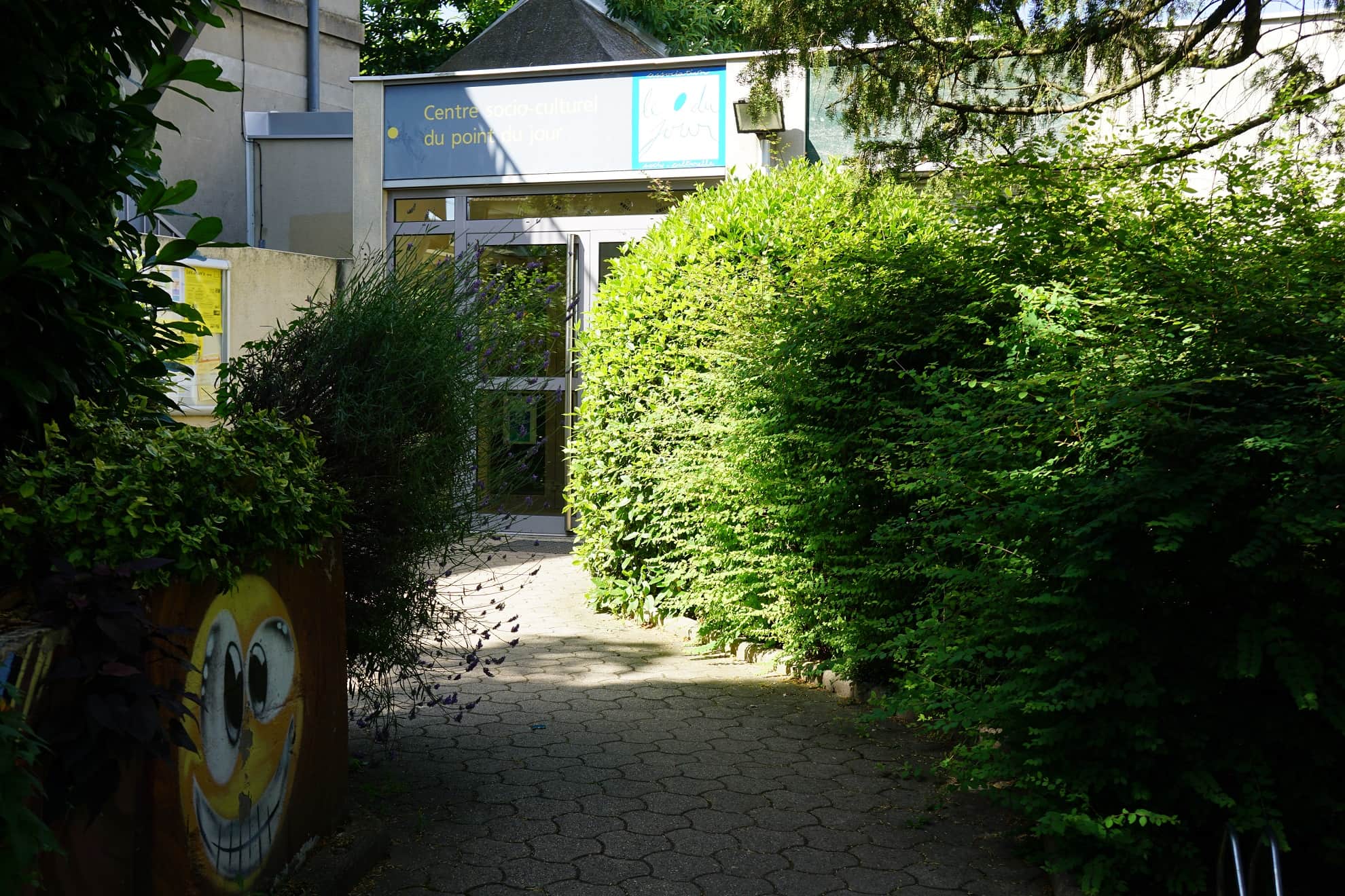 Dans l'impasse Secret, pas loin de la Bibliothèque, le Centre Social et Culturel du Point-du-Jour Dans l'impasse Secret, pas loin de la Bibliothèque, le Centre Social et Culturel du Point-du-Jour