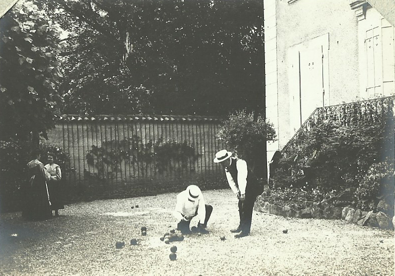 Jouer aux boules..la lyonnaise n'a pas résisté à la pétanque! Jouer aux boules..la lyonnaise n'a pas résisté à la pétanque!