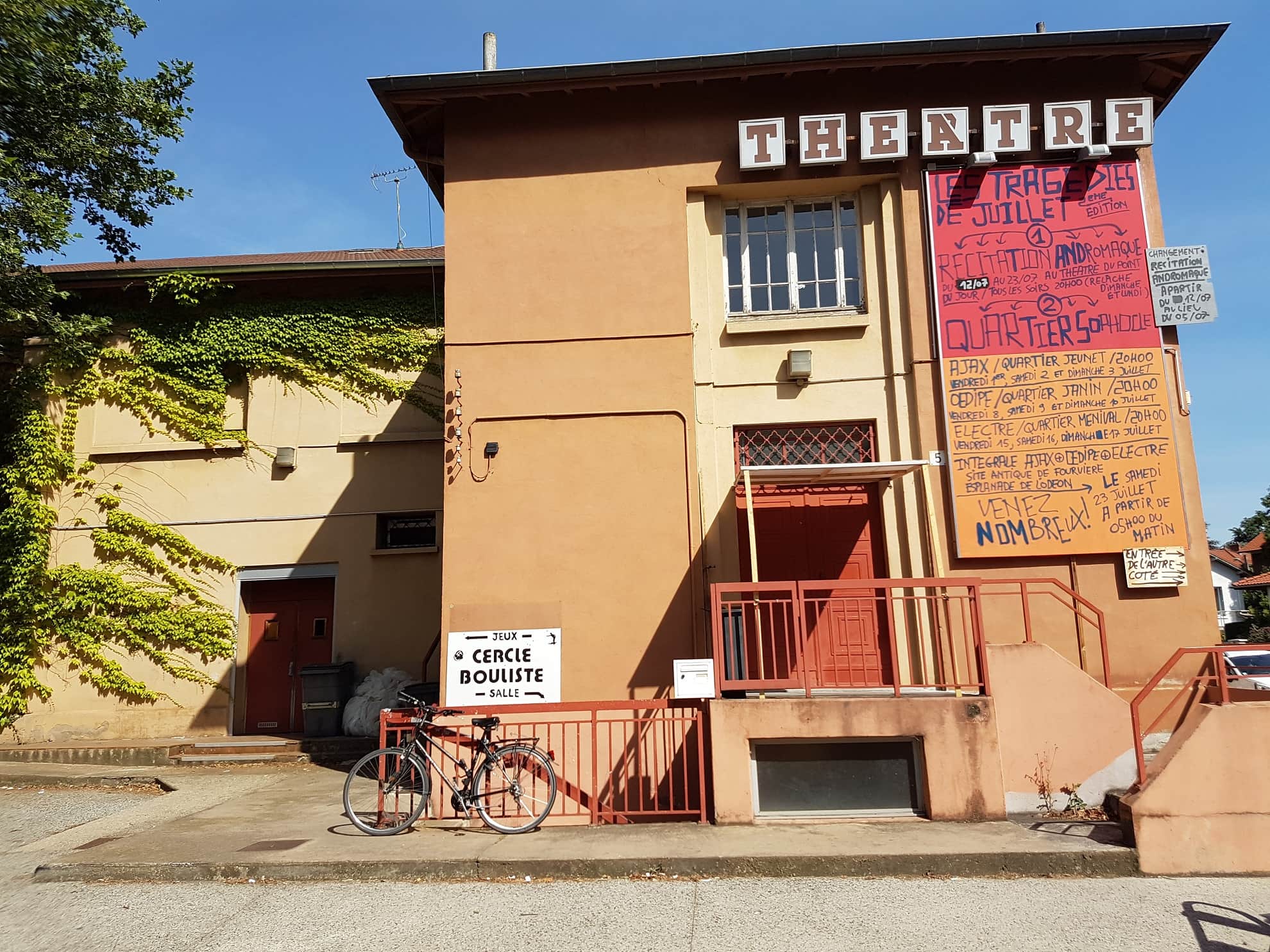 Actif aujourd'hui comme Théâtre, ce bâtiment manifeste la vie culturelle active depuis le début du 20° siècle. Construit à la place de salle paroissiale, utilisée comme première salle de cinéma de quartier. Actif aujourd'hui comme Théâtre, ce bâtiment manifeste la vie culturelle active depuis le début du 20° siècle. Construit à la place de salle paroissiale, utilisée comme première salle de cinéma de quartier.