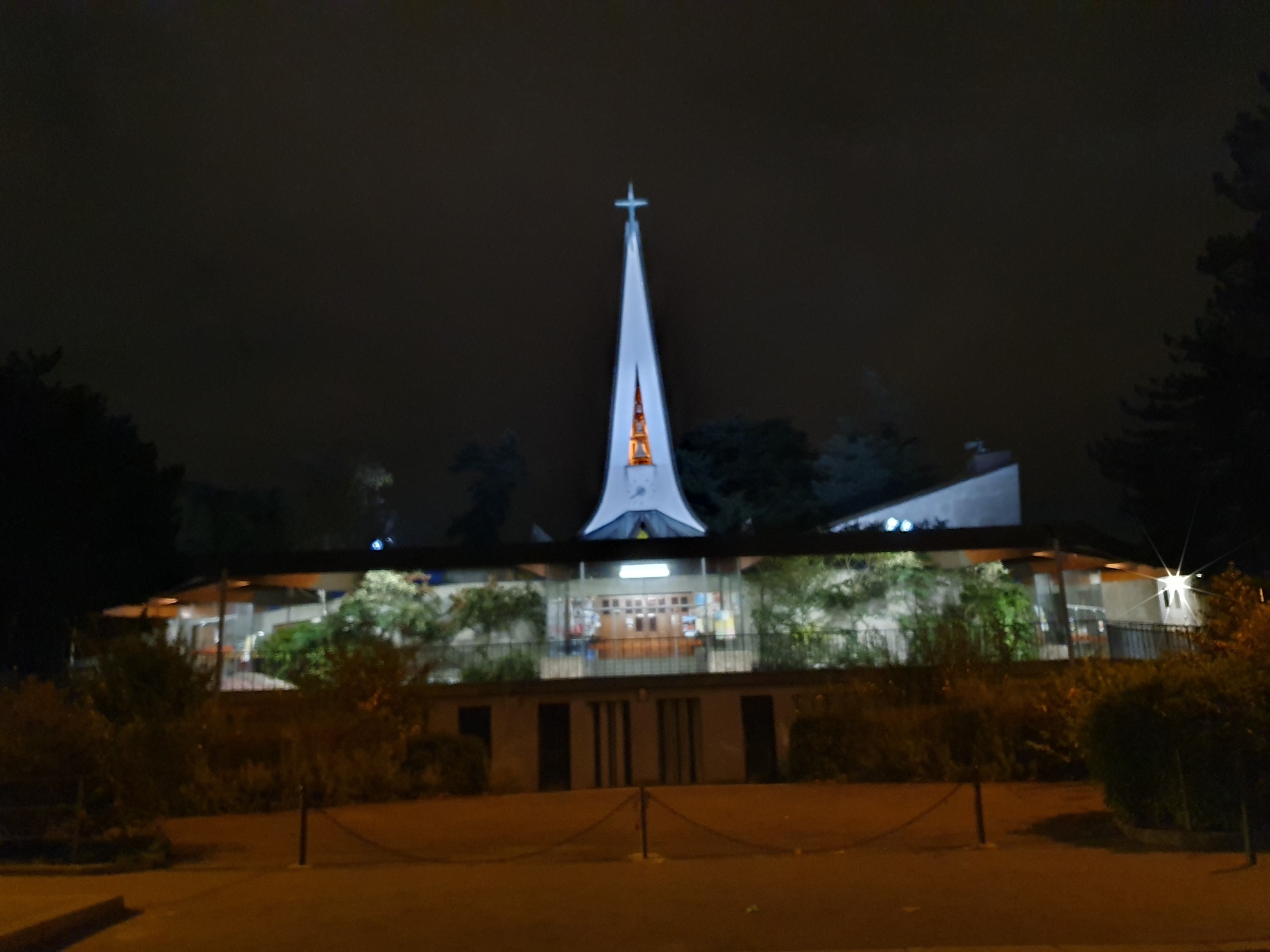 Notre-Dame du Point-du-Jour, nouvelle église inaugurée en 1972 pour remplacer l'ancienne chapelle-église des Massues Notre-Dame du Point-du-Jour, nouvelle église inaugurée en 1972 pour remplacer l'ancienne chapelle-église des Massues