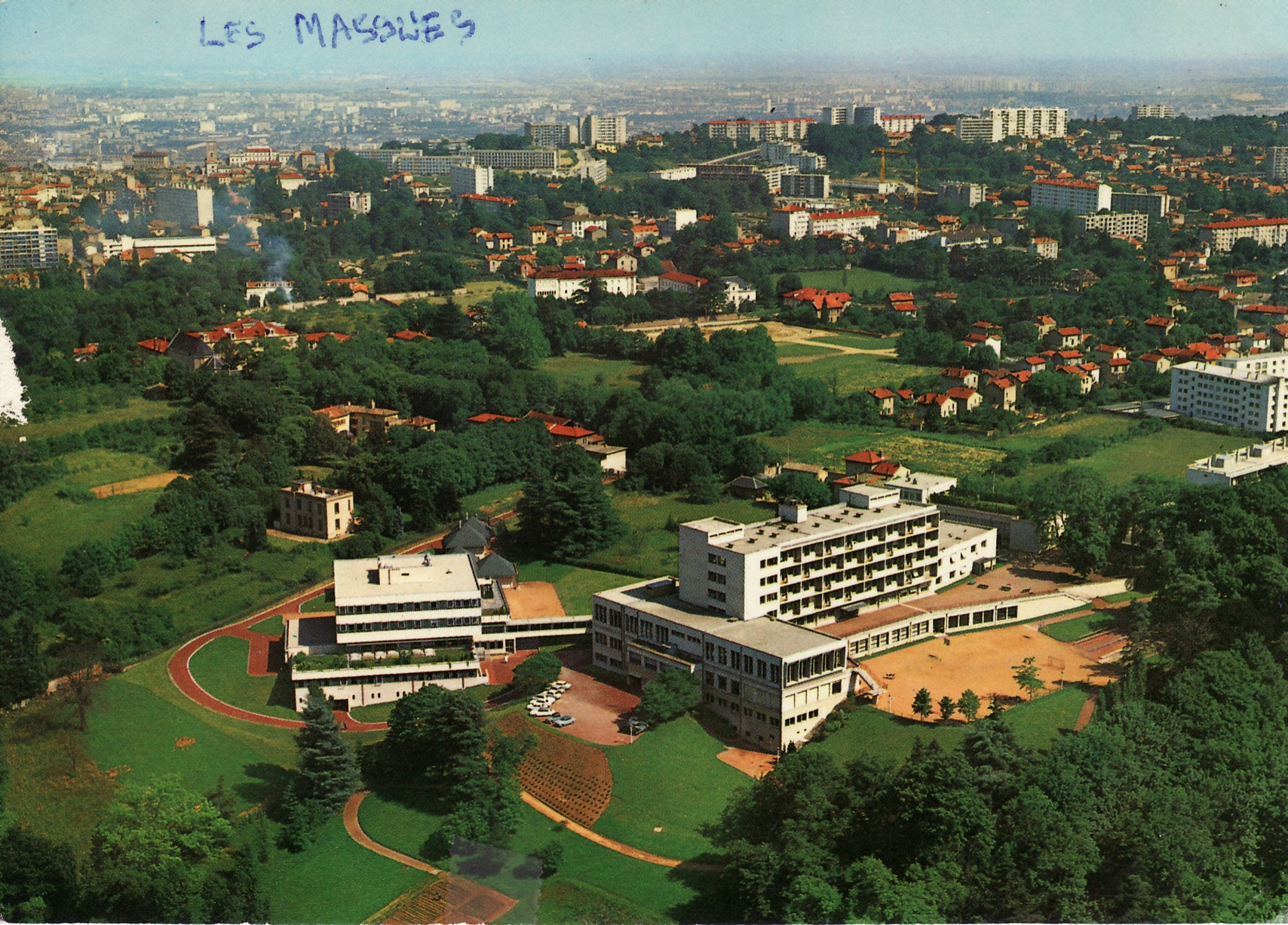 Vue aérienne carte postale ancienne du Centre Médico-chirurgical des Massues Vue aérienne carte postale ancienne du Centre Médico-chirurgical des Massues