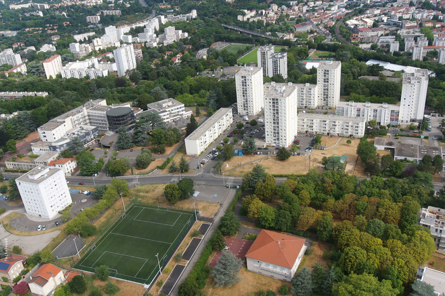 Vue aérienne du quartier des Massues,  Centre Médico-chirurgical, Habitat collectif SACVL Sœur Janin, Ecole primaire François Truffaut, Skatepark et une partie des équipements sportifs du Stade Saint Marc Vue aérienne du quartier des Massues,  Centre Médico-chirurgical, Habitat collectif SACVL Sœur Janin, Ecole primaire François Truffaut, Skatepark et une partie des équipements sportifs du Stade Saint Marc