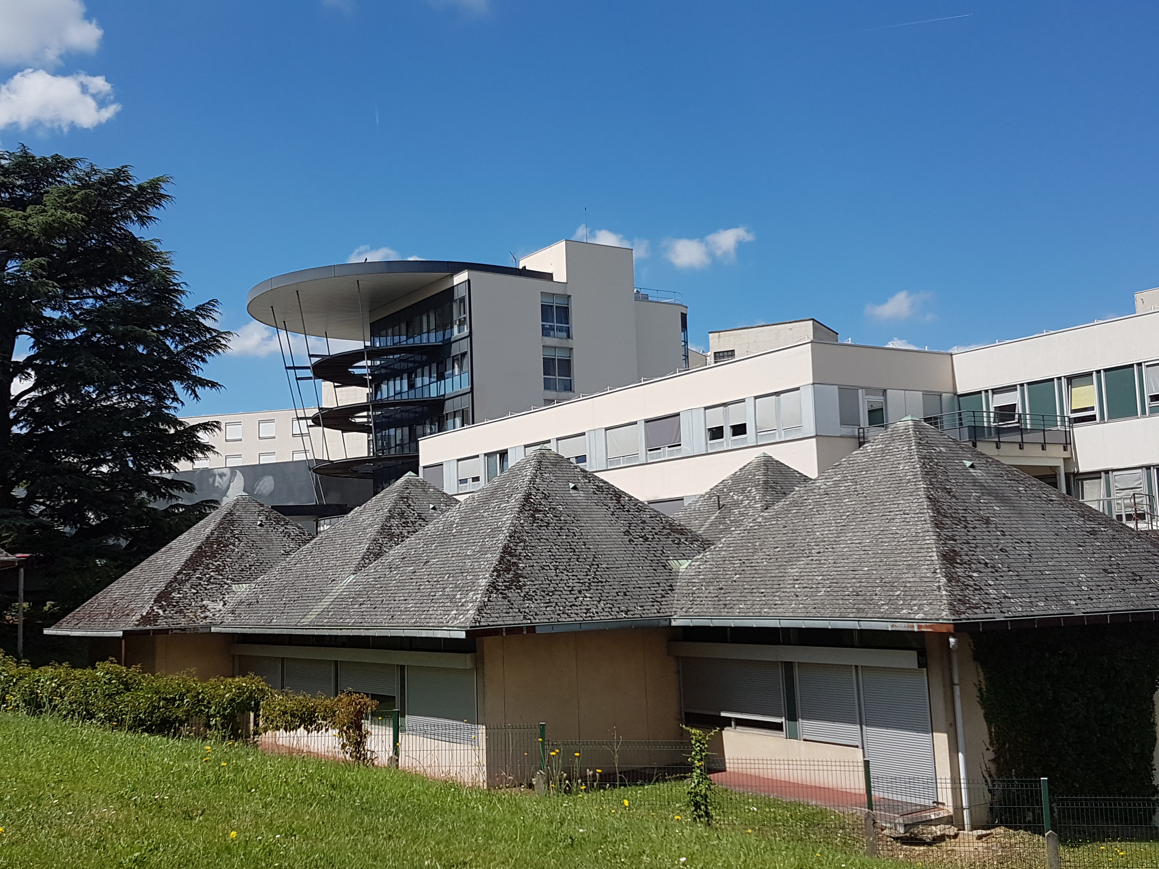 Sente de descente vers la Voie Verte depuis les immeubles Soeur Janin en longeant les batiments du Centre Médico-chirurgical des Massues Sente de descente vers la Voie Verte depuis les immeubles Soeur Janin en longeant les batiments du Centre Médico-chirurgical des Massues