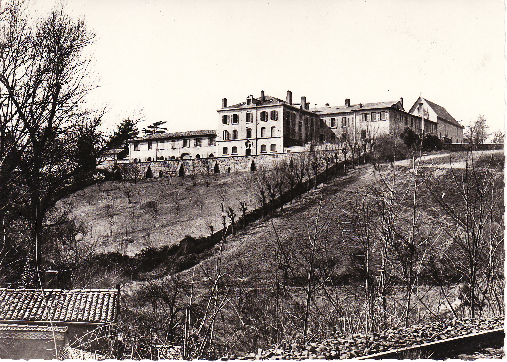 Vue ancienne depuis un côté du vallon de Maleval vers le plateau où se trouve la propriété riche en histoire, aujourd'hui connue comme "La Roseraie" Vue ancienne depuis un côté du vallon de Maleval vers le plateau où se trouve la propriété riche en histoire, aujourd'hui connue comme "La Roseraie"