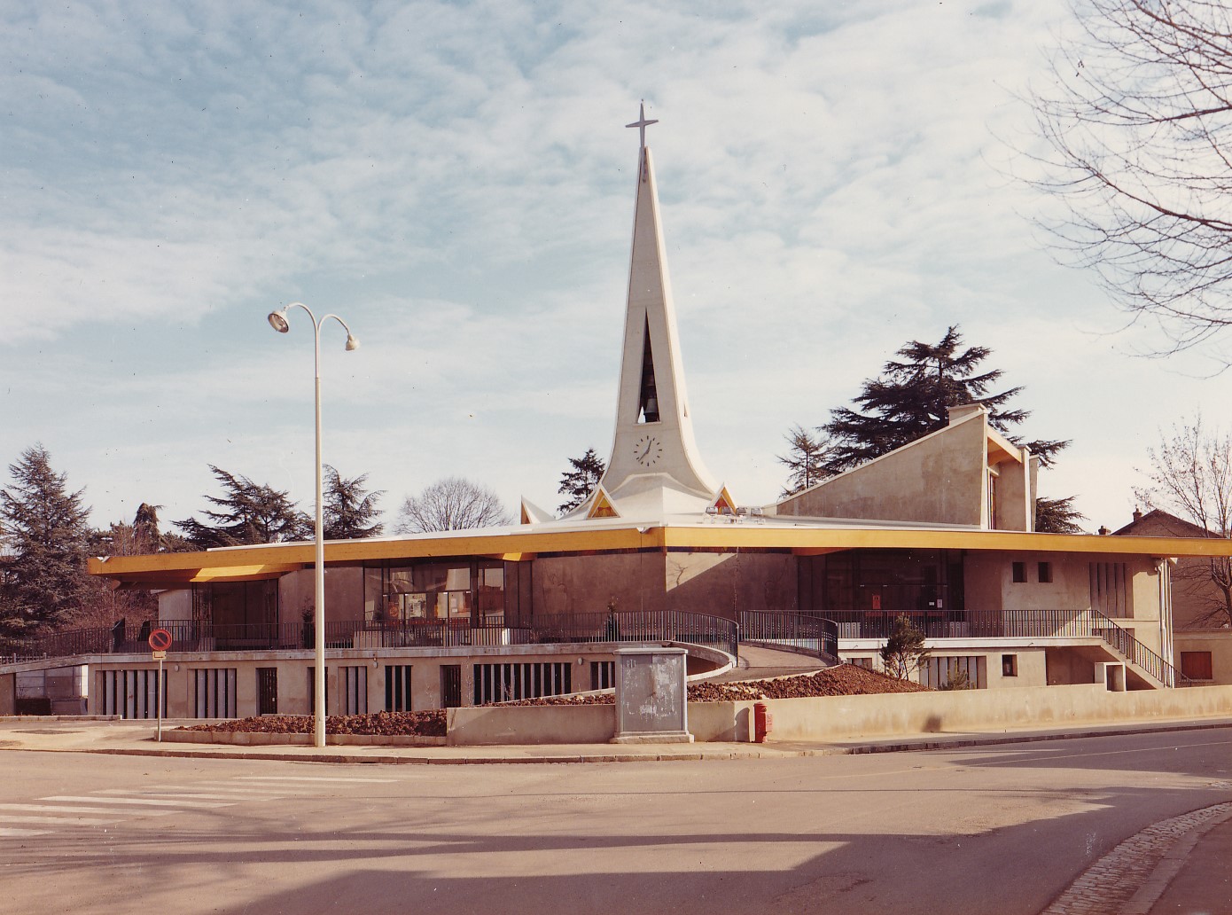 Vue de l'église du Point-du-Jour à ses débuts en 1973 Vue de l'église du Point-du-Jour à ses débuts en 1973
