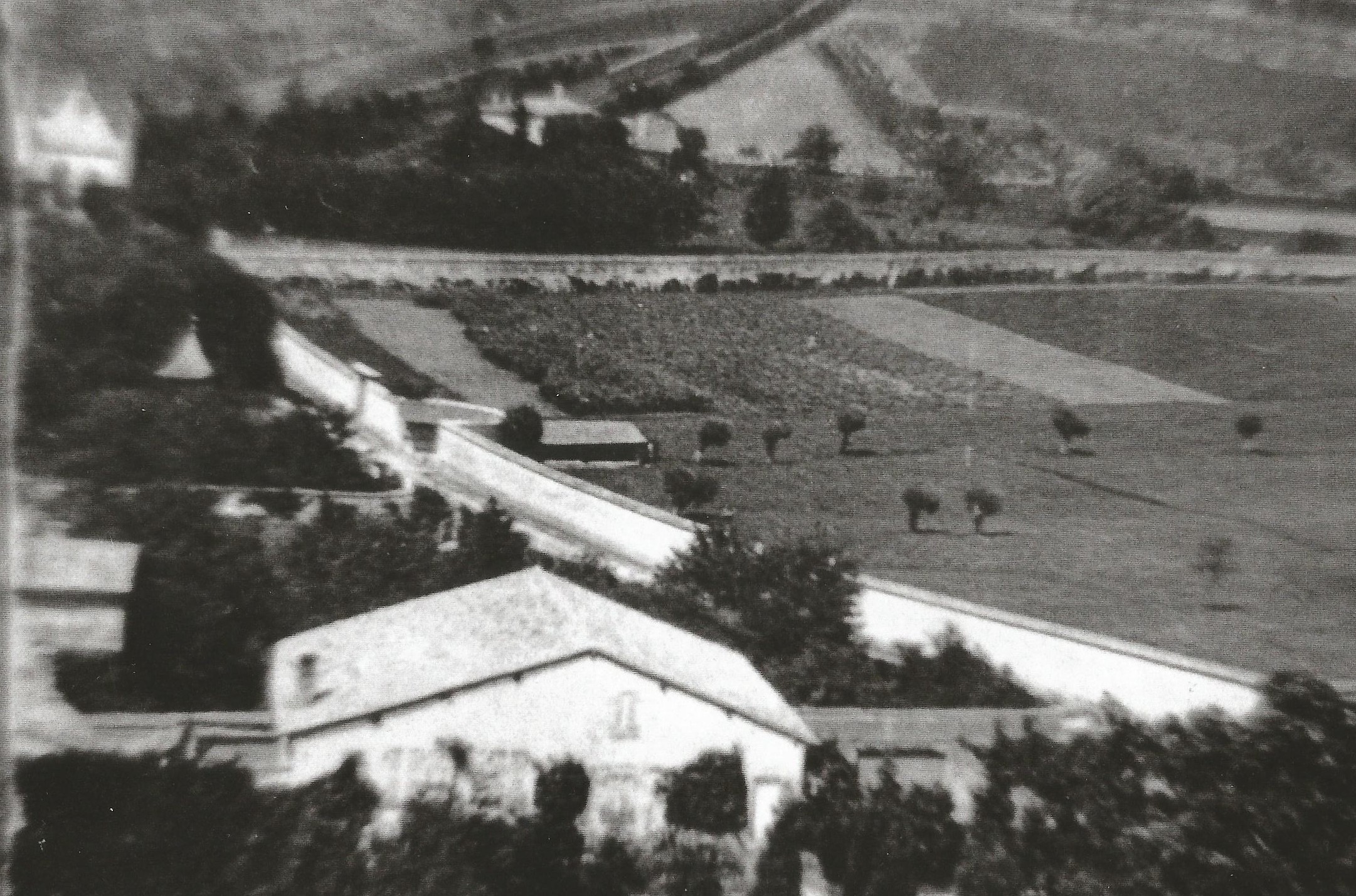 Le lavoir public en 1890. Une vue prise de l'emplacement de la tour des Battières. (ARHOLY cliché Gagneur) Le lavoir public en 1890. Une vue prise de l'emplacement de la tour des Battières. (ARHOLY cliché Gagneur)