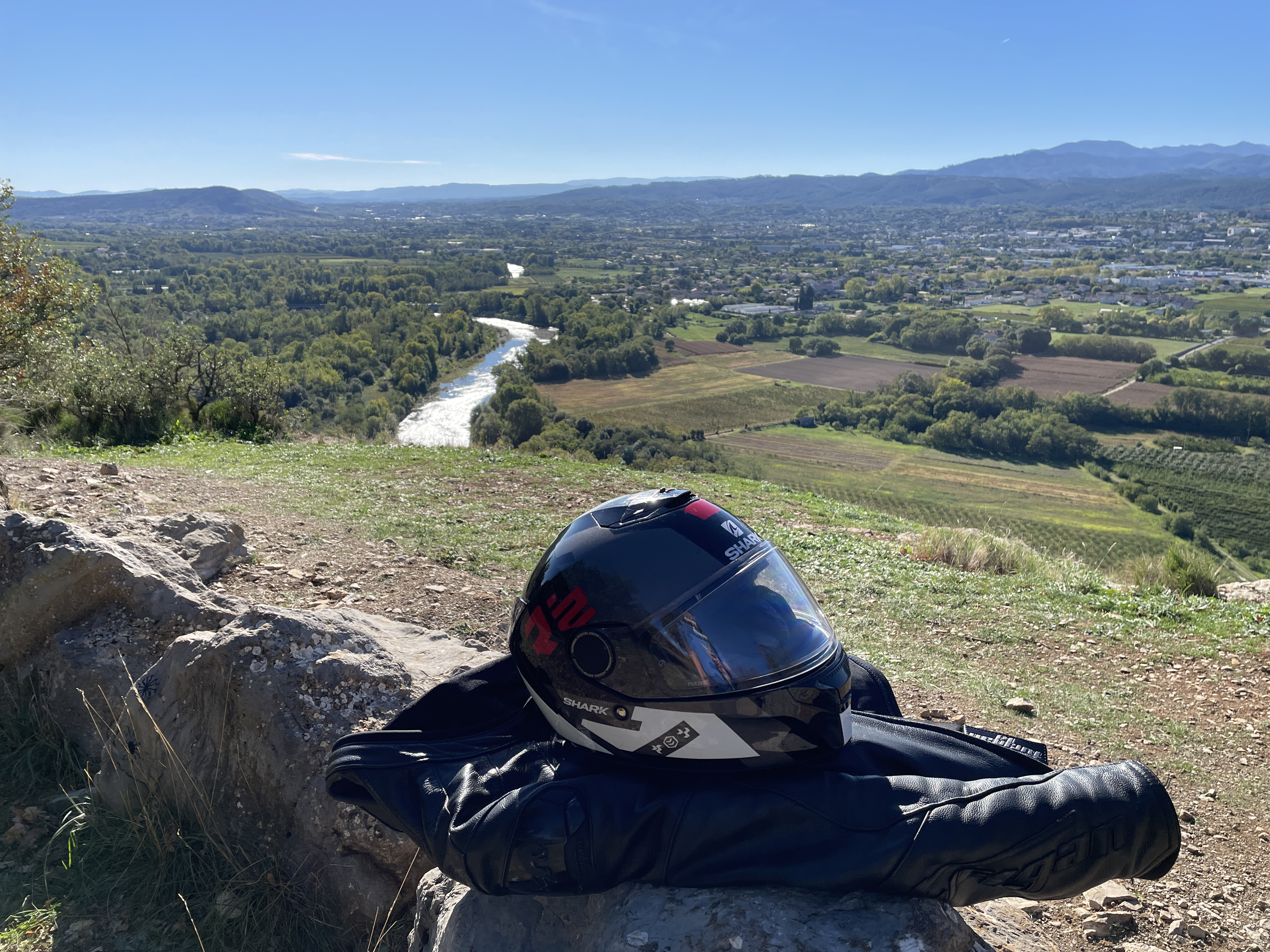 Vue sur la plaine d'Aubenas depuis l'Oppidum de Jastre au dessus de la Rivière Ardèche Vue sur la plaine d'Aubenas depuis l'Oppidum de Jastre au dessus de la Rivière Ardèche
